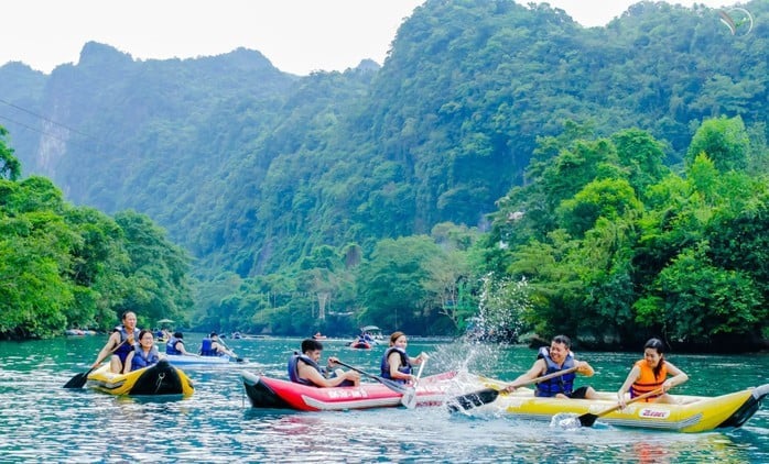 Mùa du lịch cao điểm, Phong Nha - Kẻ Bàng đón hàng nghìn lượt khách mỗi ngày đến chiêm ngưỡng, trải nghiệm các sản phẩm du lịch độc đáo