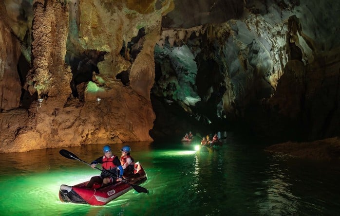 Du khách đến khám phá hang động ở Vườn quốc gia Phong Nha - Kẻ Bàng