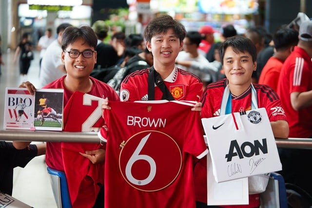 Người hâm mộ chào đón huyền thoại Manchester United trước thềm Chung kết Tiger Street Football 2025- Ảnh 1.