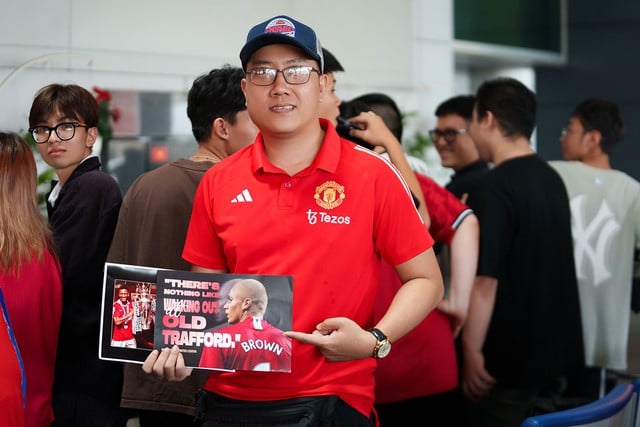Người hâm mộ chào đón huyền thoại Manchester United trước thềm Chung kết Tiger Street Football 2025- Ảnh 2.