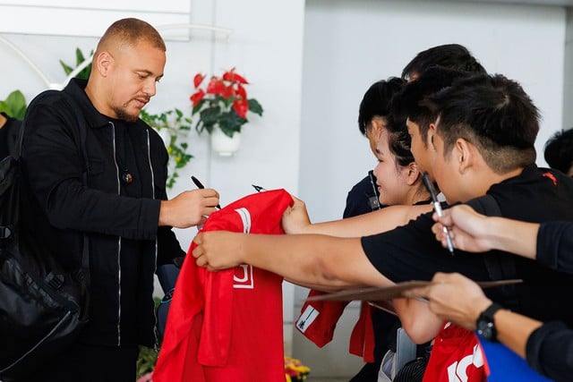 Người hâm mộ chào đón huyền thoại Manchester United trước thềm Chung kết Tiger Street Football 2025- Ảnh 4.
