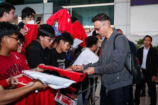 Người hâm mộ chào đón huyền thoại Manchester United trước thềm Chung kết Tiger Street Football 2025- Ảnh 6.