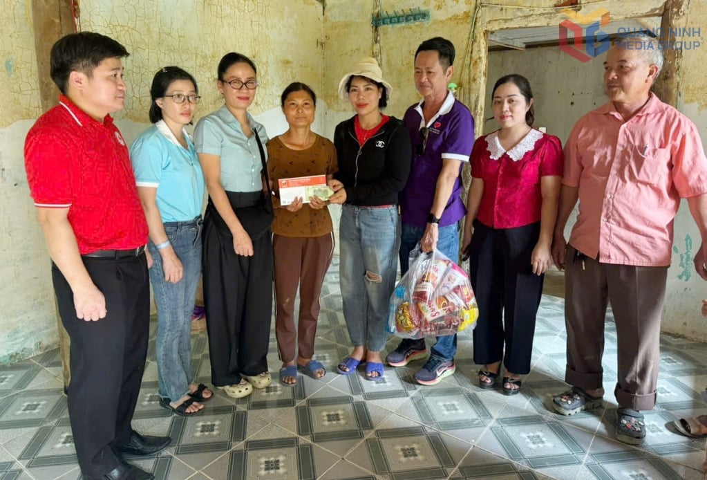 ການນຳອົງການກາແດງແຂວງ ກວາງນິງ ແລະ ສະໂມສອນອາສາສະໝັກໄດ້ລົງຢ້ຽມຢາມ, ຊຸກຍູ້ ແລະ ໜູນຊ່ວຍປະຊາຊົນທີ່ໄດ້ຮັບຜົນກະທົບຈາກພະຍຸ ແລະ ໄພນໍ້າຖ້ວມຢູ່ຕາແສງ ກວາງນິງ (ແຂວງ ໄທ ຫງວຽນ).