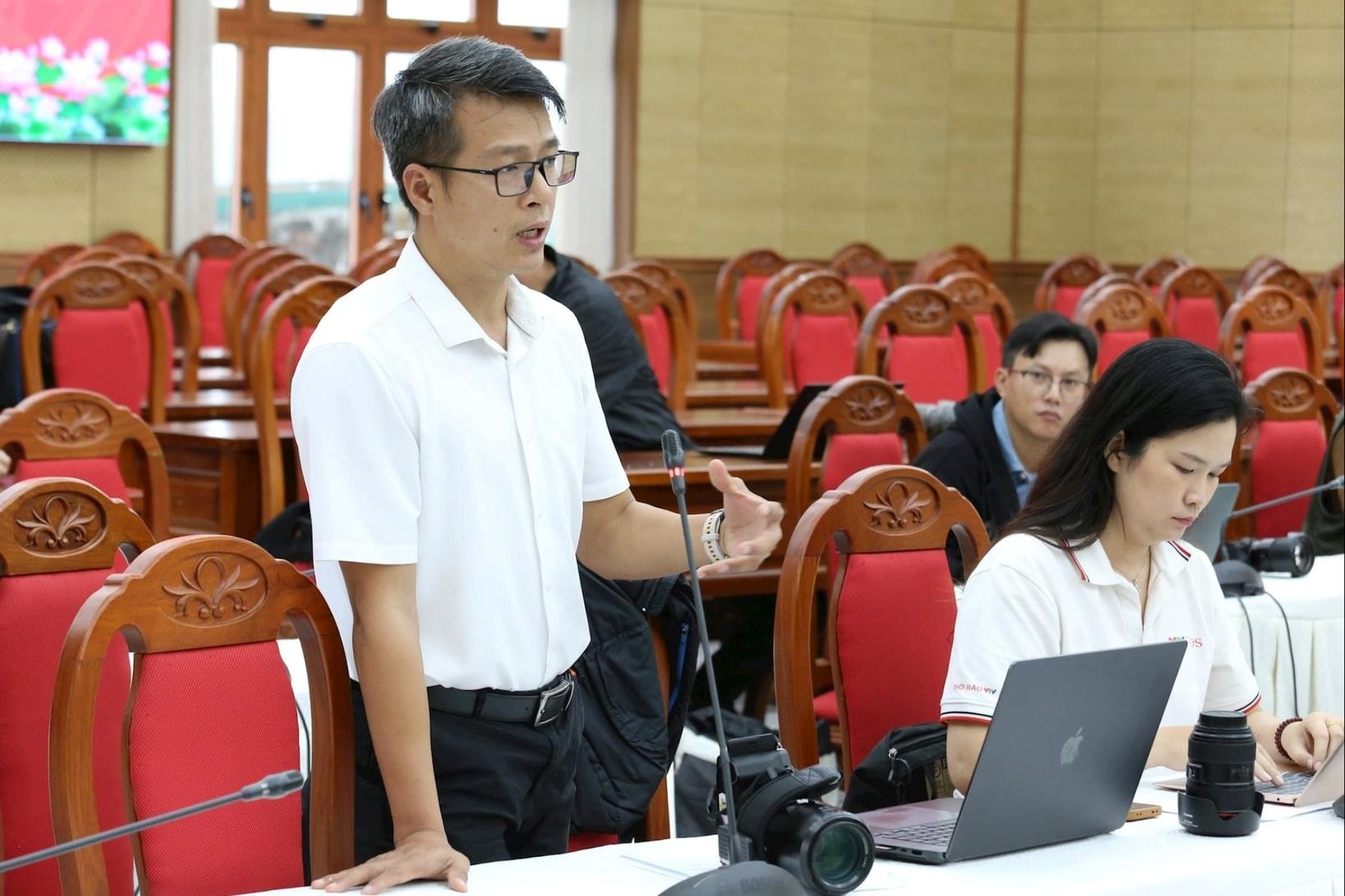 young-newspaper-vinh-raised-a-question-about-discussing-wood-projects-being-stuck-up(1).jpg