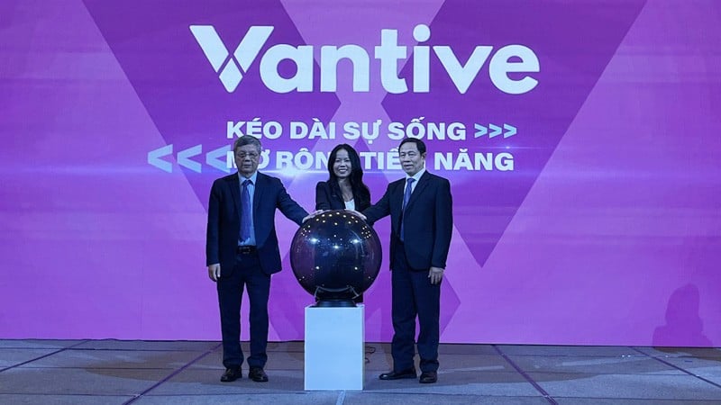 Các đại biểu bấm nút khởi động tại Lễ ra mắt Công ty trách nhiệm hữu hạn Vantive Việt Nam Healthcare.