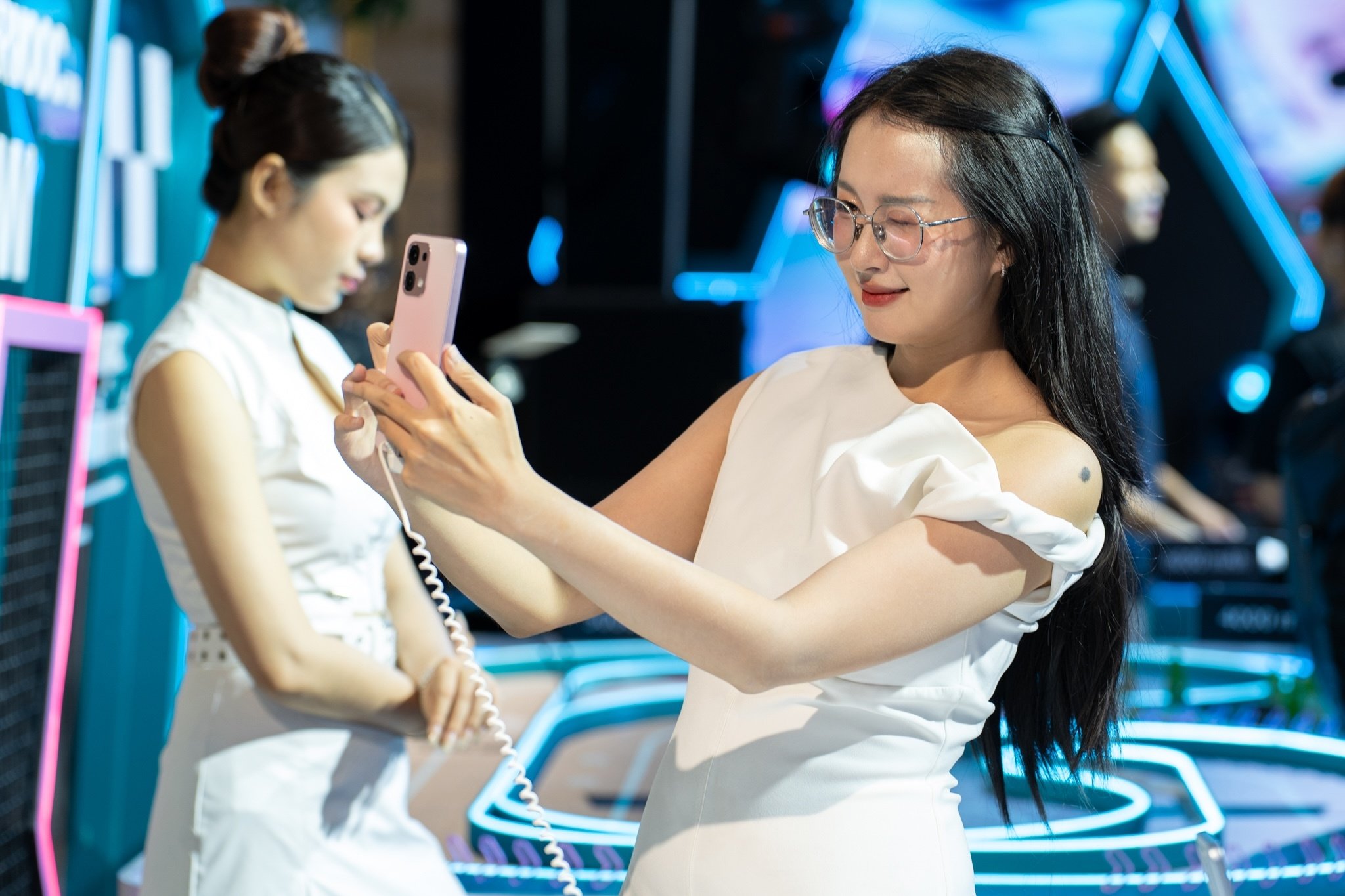 Oppo A6 Pro anh 1