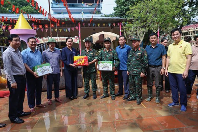 Jawatankuasa Pusat Barisan Tanah Air Vietnam melawat dan menyokong mangsa banjir di wilayah Thai Nguyen - Foto 1. Ủy ban Trung ương MTTQ Việt Nam thăm hỏi, hỗ trợ người dân vùng lũ tỉnh Thái Nguyên- Ảnh 1.
