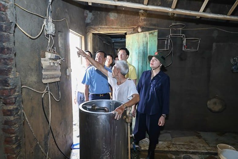 Jawatankuasa Pusat Barisan Tanah Air Vietnam melawat dan menyokong mangsa banjir di wilayah Thai Nguyen - Foto 2. Ủy ban Trung ương MTTQ Việt Nam thăm hỏi, hỗ trợ người dân vùng lũ tỉnh Thái Nguyên- Ảnh 2.