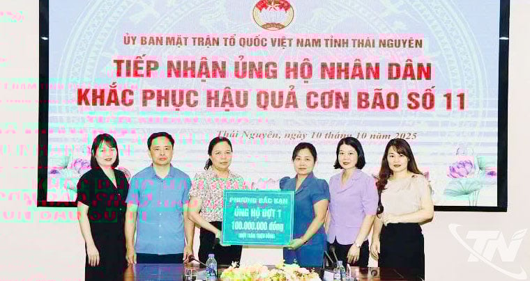 សមមិត្ត Leng Hoang Dieu (ឆ្វេង) លេខាអចិន្ត្រៃយ៍គណៈកម្មាធិការបក្សសង្កាត់ Bac Kan ប្រគល់ថវិកាចំនួន ១០០លានដុង ដល់គណៈកម្មាធិការរណសិរ្សមាតុភូមិវៀតណាម ខេត្ត Thai Nguyen។