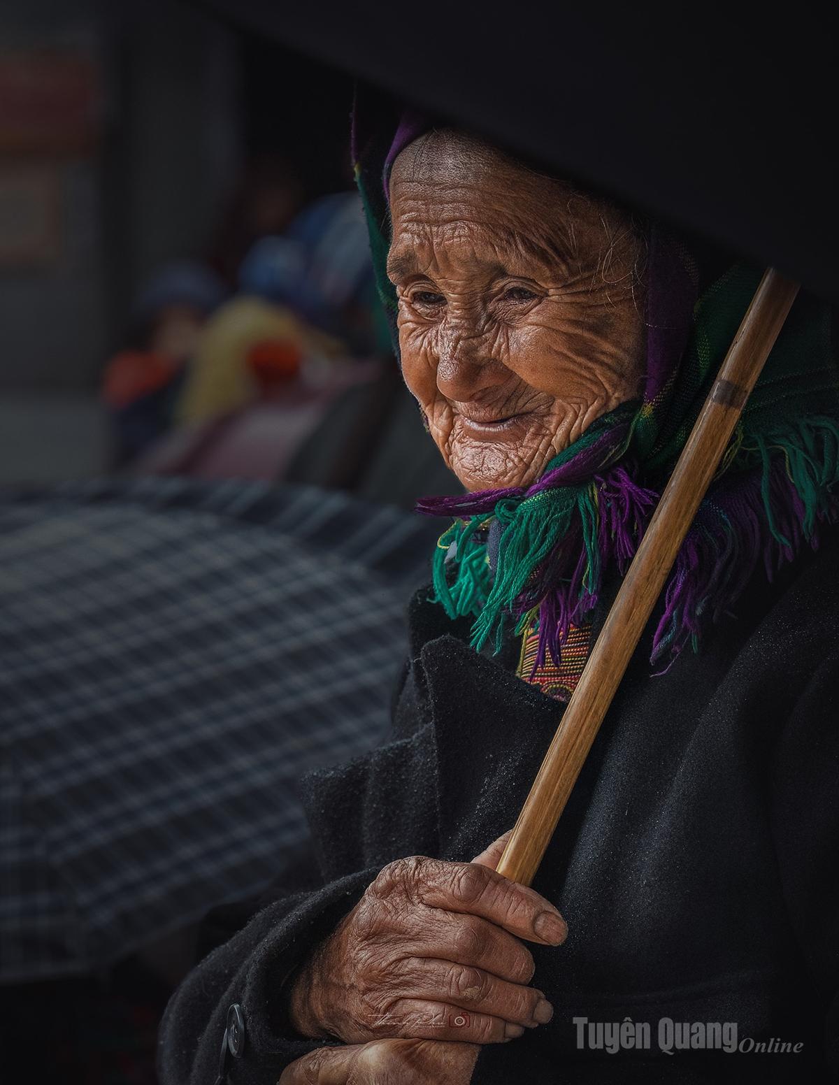 Um velho vai ao mercado de manhã cedo no mercado de Dong Van, na comuna de Dong Van.