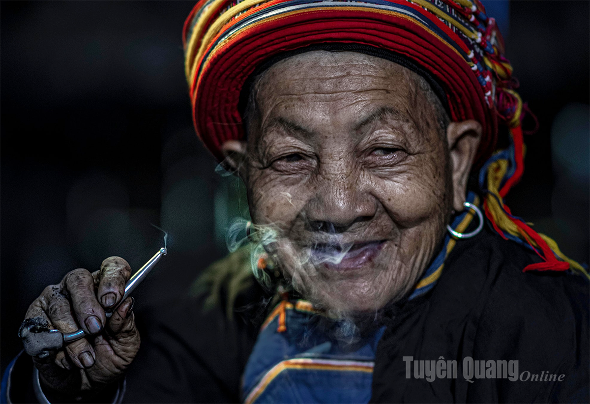 Velho na comuna de Hoang Su Phi.