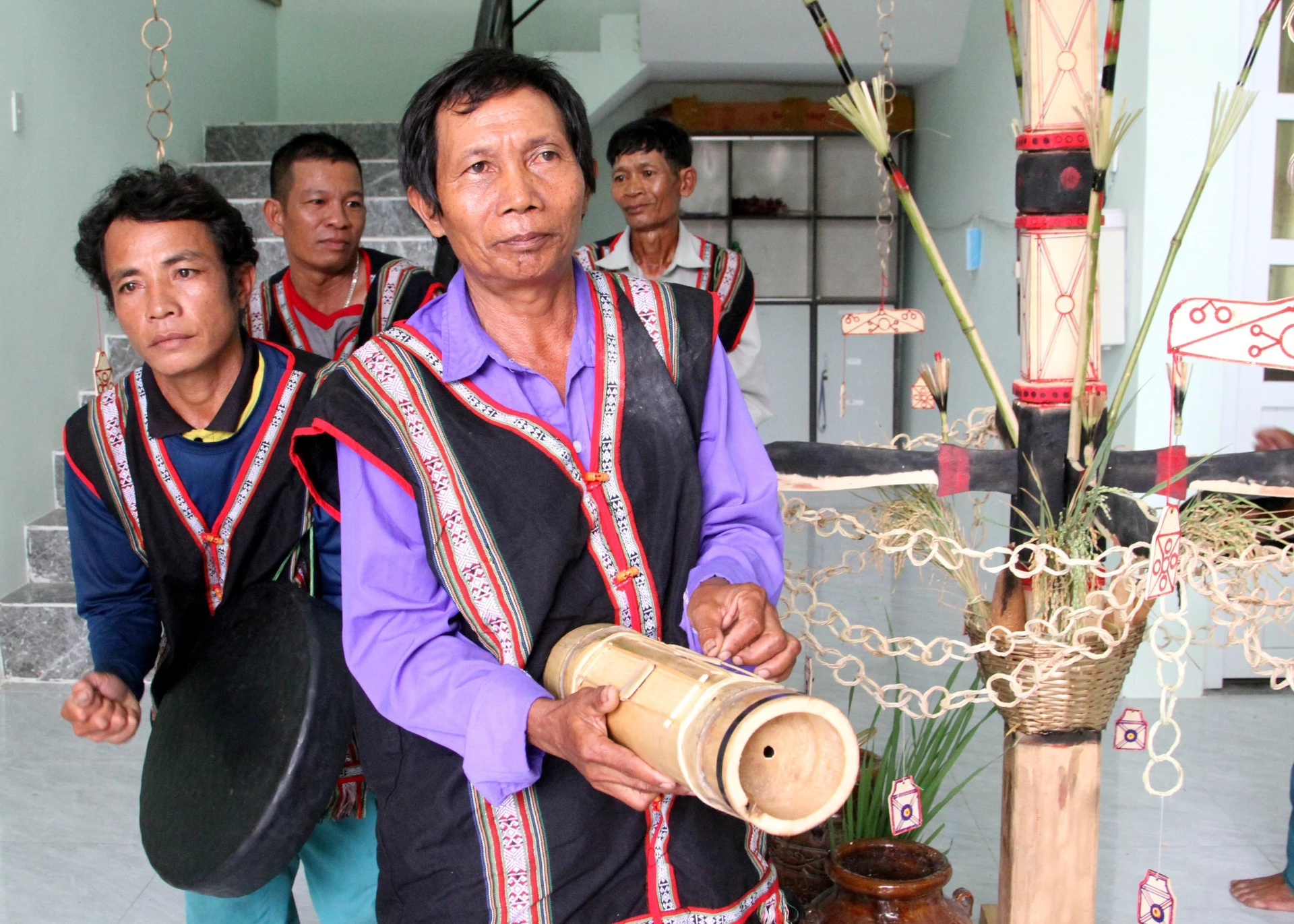 Nghệ nhân Tà Thía Ca (thôn Rồ Ôn, xã Phước Hà, tỉnh Khánh Hòa) biểu diễn đàn Chapi trong dịp lễ cúng đầu lúa mới.