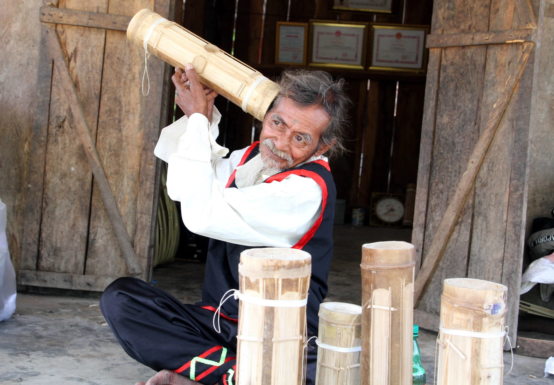 Nghệ nhân ưu tú Chamaléa Âu (dân tộc Raglai, ở Ma Nới, xã Anh Dũng, tỉnh Khánh Hòa) là một trong số ít người có thể thuần thục chế tác và sử dụng đàn Chapi. Ảnh: 