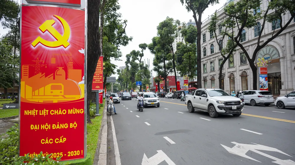 Ho Chi Minh Şehri'nin tüm sokakları Kongre'yi destekleyen pankartlar ve sloganlarla süslendi 3 - Fotoğraf: VAN ANH.jpg