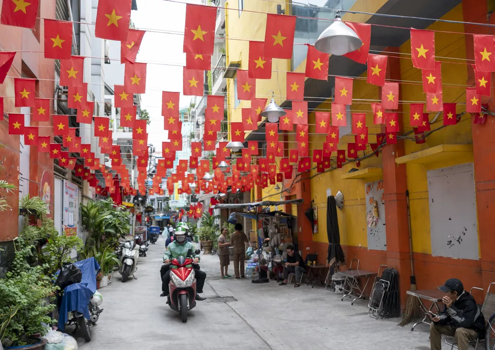 Một khu dân cư trên địa bàn phường Sài Gòn trang trọng treo lên lá cờ Tổ quốc tươi thắm, chào mừng Đại hội Đảng bộ TPHCM - Ảnh VĂN ANH.jpg