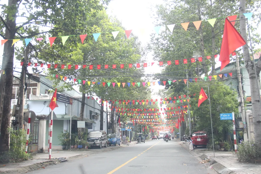 Khu dân cư Phú Lợi (phường Phú Lợi) rực rỡ cờ phướn, cờ đỏ sao vàng