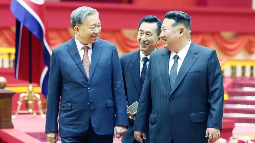 Generalsekretær i Arbeiderpartiet i Korea og leder av Statskommisjonen i Den demokratiske folkerepublikken Korea, Kim Jong-un, ønsker generalsekretær To Lam velkommen. (Foto: VNA)