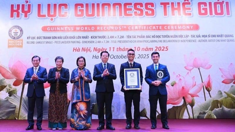 Painter Chu Nhat Quang received the Guinness World Record for his work 