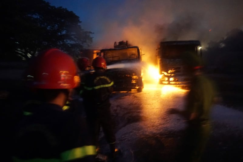 Un incendiu a mistuit două petroliere lângă magazinul Petrolimex -0