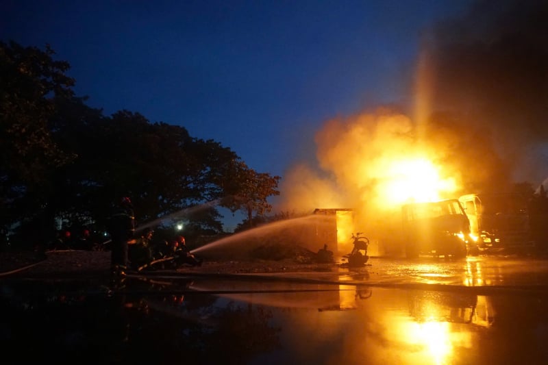 Un incendiu a mistuit două petroliere lângă magazinul Petrolimex -0