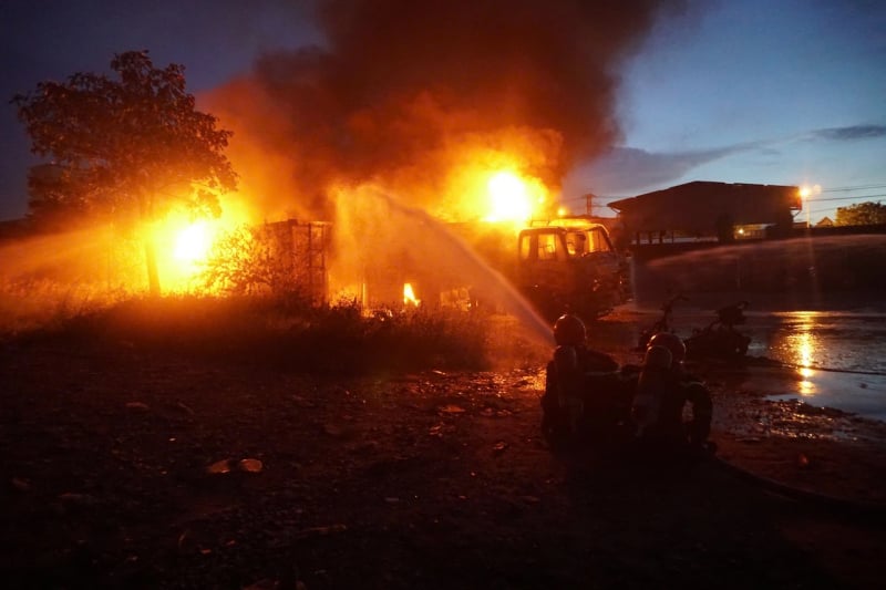 Un incendiu a mistuit două petroliere lângă magazinul Petrolimex -0