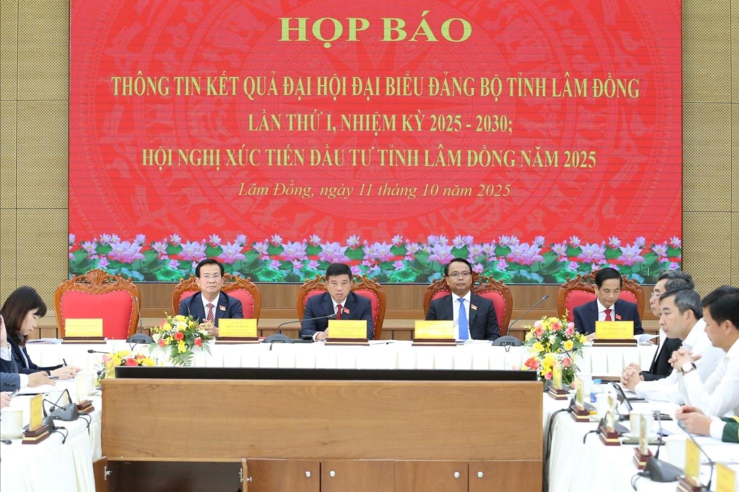 cac-dong-chi-lanh-dao-tinh-chu-tri-buoi-hop-bao-2-(1).jpg