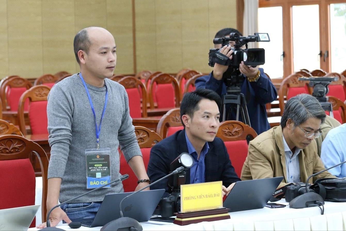nha-bao-le-nguyen-truong-giang-bao-nguoi-lao-dong-dat-cau-hoi-tai-buoi-hop-bao(1).jpg