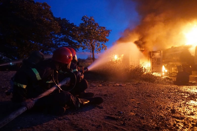 Un incendiu a mistuit două petroliere de lângă magazinul Petrolimex -1