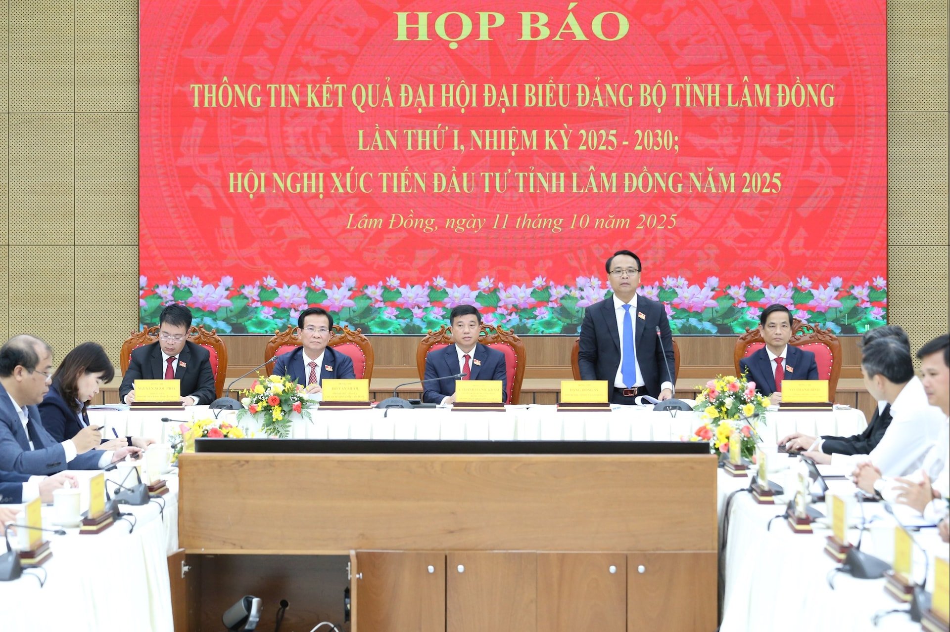 Đồng chí Đặng Hồng Sỹ trả lời câu hỏi của các phóng viên báo chí