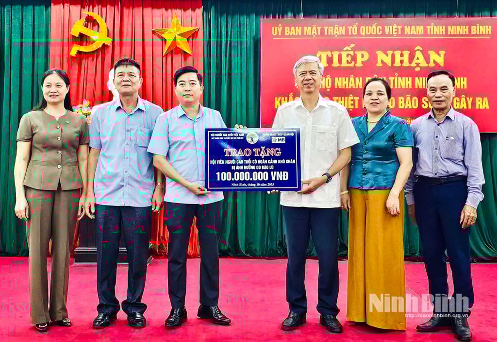 គណៈកម្មាធិការមជ្ឈិមនៃសមាគមមនុស្សចាស់វៀតណាមបានបរិច្ចាកថវិកាចំនួន 100 លានដុង ដើម្បីជួយឧបត្ថម្ភសមាជិកចាស់ជរាក្នុងស្ថានភាពលំបាកដែលបានរងការខូចខាតដោយសារខ្យល់ព្យុះលេខ 10 នៅ Ninh Binh ។
