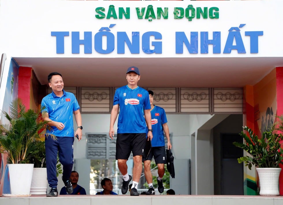 Das vietnamesische Team und Herr Kim überreichten den Fans von Ho-Chi-Minh-Stadt besondere Geschenke – Foto 2. Đội tuyển Việt Nam và ông Kim tặng quà đặc biệt đến người hâm mộ TP.HCM- Ảnh 2.