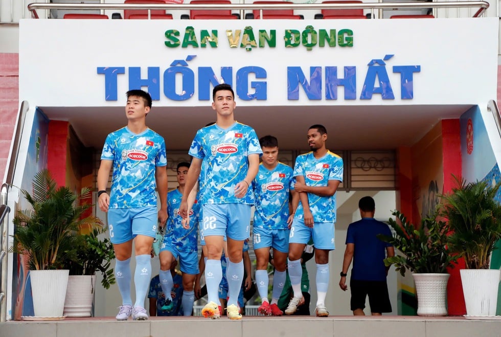 Das vietnamesische Team und Herr Kim überreichten den Fans von Ho-Chi-Minh-Stadt besondere Geschenke – Foto 3. Đội tuyển Việt Nam và ông Kim tặng quà đặc biệt đến người hâm mộ TP.HCM- Ảnh 3.