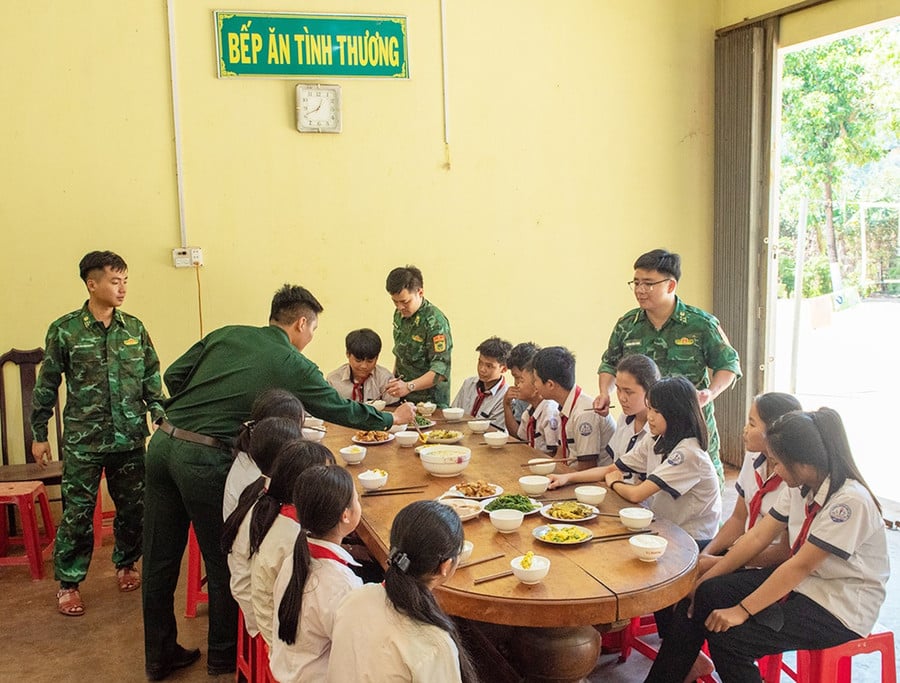 Mô hình “Bếp ăn tình thương” cho học sinh nghèo. Ảnh: C.Cường