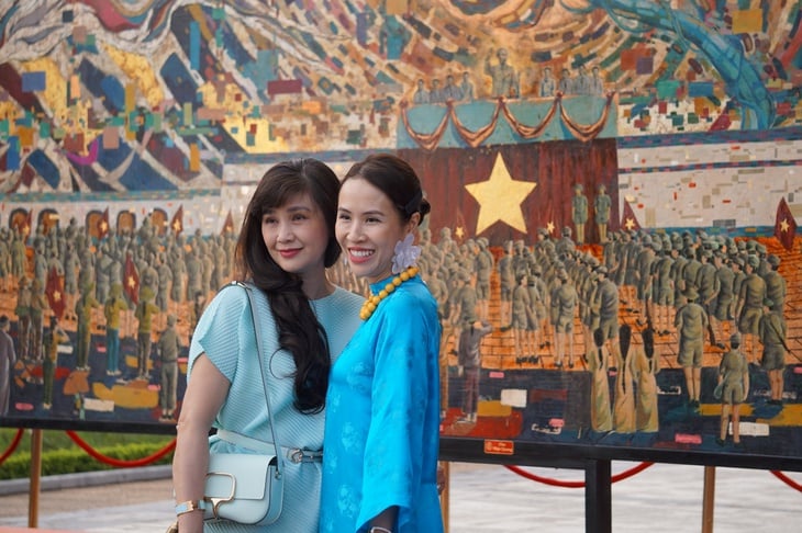 Tranh sơn mài ‘Bác Hồ đọc Tuyên ngôn Độc lập’ của Chu Nhật Quang nhận kỷ lục thế giới - Ảnh 2.