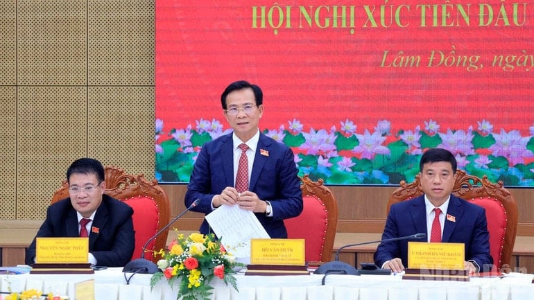 Le secrétaire adjoint du Comité provincial du Parti et président du Comité populaire de la province de Lam Dong, Ho Van Muoi, a pris la parole lors de la conférence de presse. ndo_br_h-7.jpg