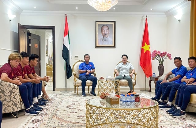 ទទួលបានការទុកចិត្តពីគ្រូបង្វឹក Kim គ្រូបង្វឹកស្តីទី U.23 វៀតណាម បានធ្វើអ្វីដែលពិសេសនៅ UAE - រូបថត ២. Được thầy Kim giao phó, quyền HLV trưởng U.23 Việt Nam làm điều đặc biệt tại UAE- Ảnh 2.
