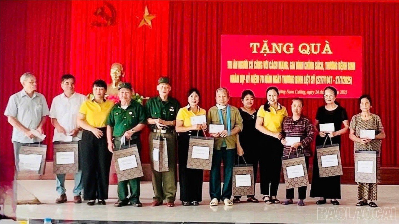 baolaocai-tr-tang-qua-thuong-binh-tai-phuong-nam-cuong-5700.jpg