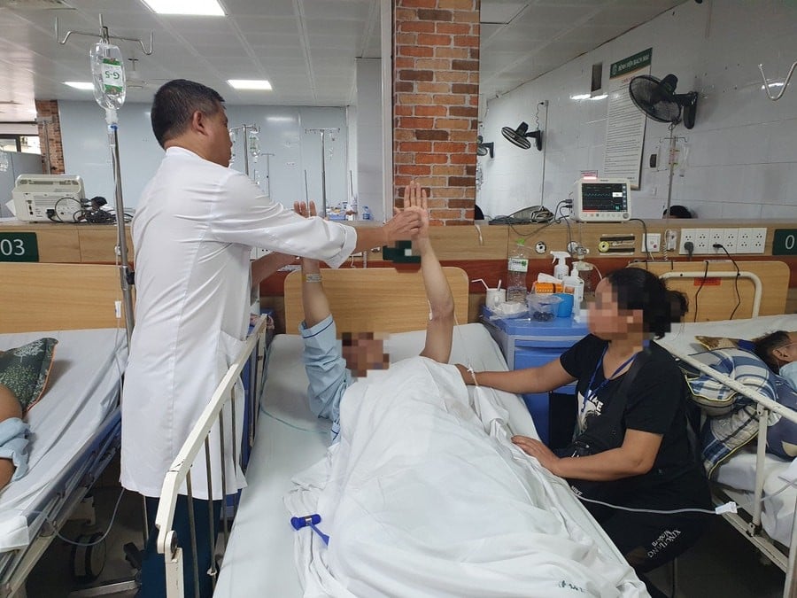 Trung tâm Chống độc (Bệnh viện Bạch Mai) điều trị cho bệnh nhân ngộ độc thuốc lá điện tử.
