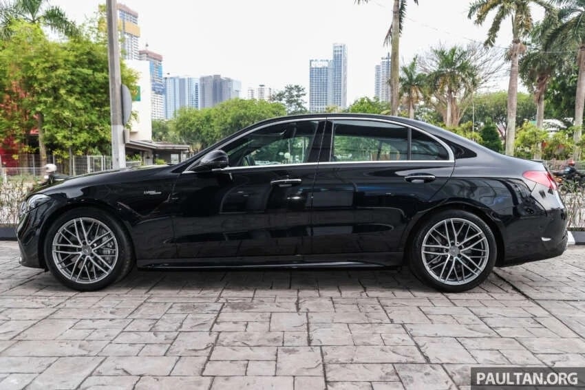 赤いメルセデスAMG C 43 4MATICが道路を走っています。
