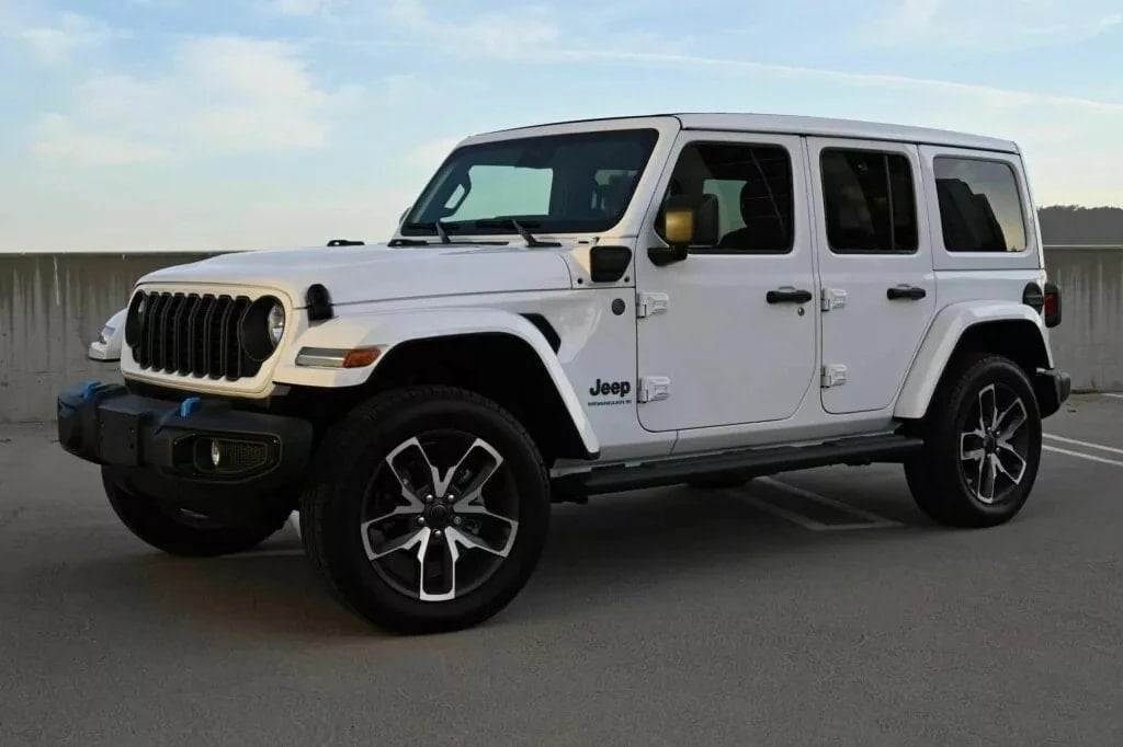 特徴的なブルーのアクセントが付いたグレーの Jeep Gladiator ピックアップ トラック。