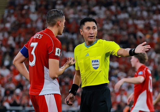 Trưởng đoàn Indonesia bất ngờ ‘tố’ HLV Kluivert ngay trên truyền hình, PSSI sẽ kiện trọng tài- Ảnh 3.
