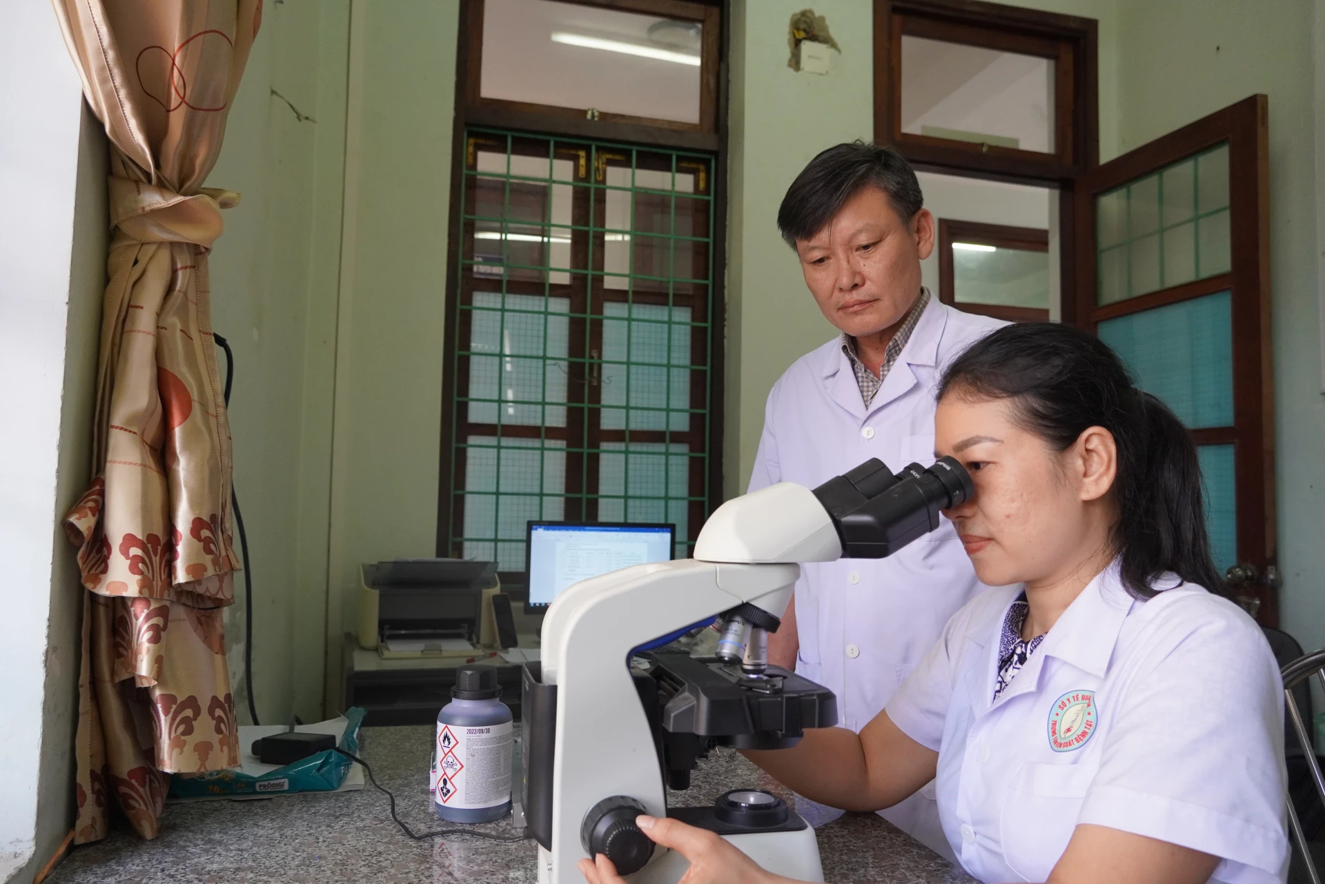 Prin eforturile depuse, Dr. Huynh Cong Hung și colegii săi au contribuit la controlul situației epidemice din zonă - Foto: H.L.