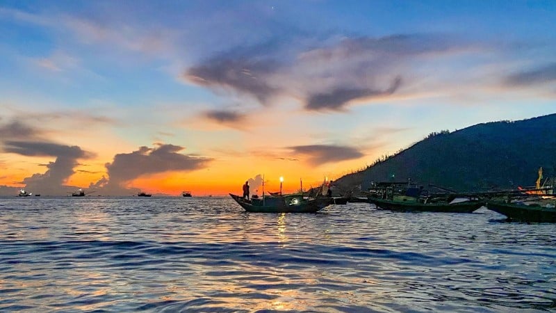 Morgendämmerung im Fischereihafen Cam Nhuong (Gemeinde Thien Cam, Provinz Ha Tinh).