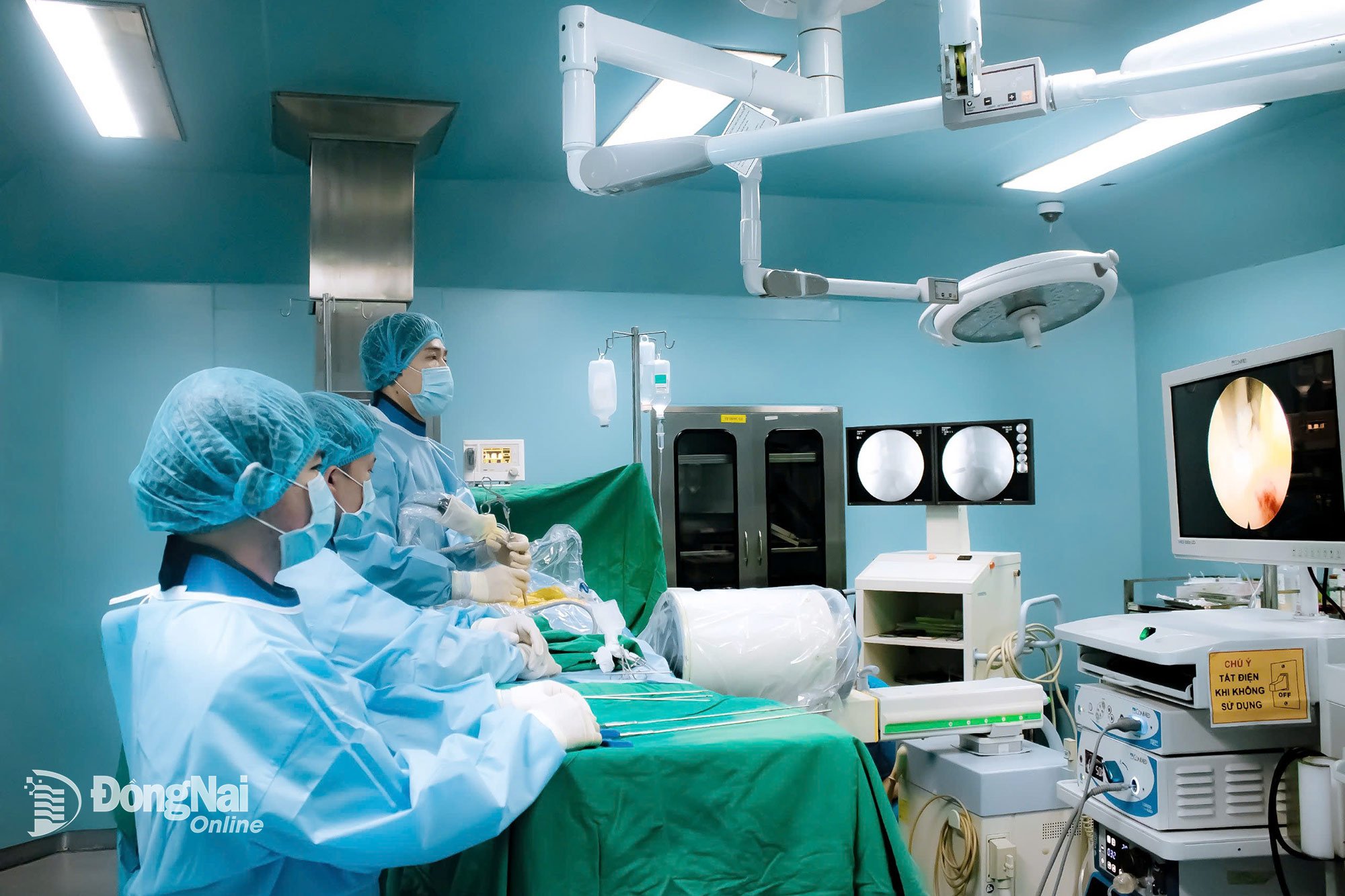 Doctors at Thuan My ITO Dong Nai Hospital perform surgery to treat a herniated disc for a patient at the hospital.