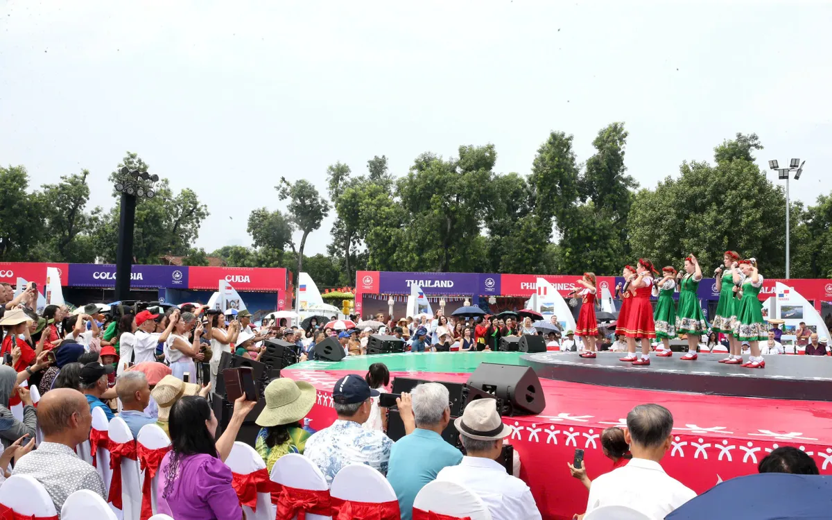 Zehntausende Touristen kamen am 11. Oktober zum Weltkulturfestival nach Hanoi.