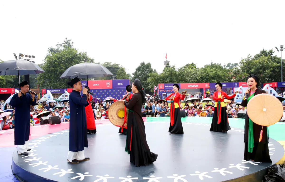 Zehntausende Touristen kommen zum Weltkulturfestival nach Hanoi – Foto 1.
