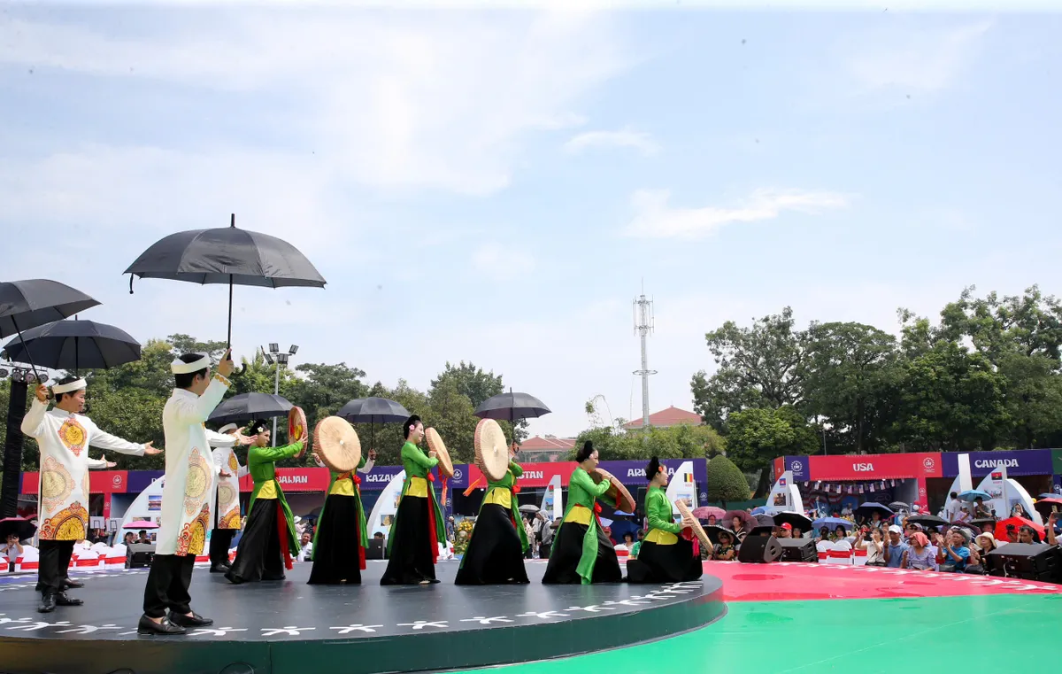 Zehntausende Touristen kommen zum Weltkulturfestival nach Hanoi – Foto 2.