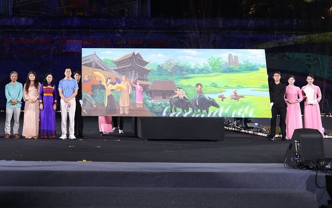 Weltkulturfestival in Hanoi: Auktion bringt 2,5 Milliarden VND zur Unterstützung der Flutopfer ein – Foto 1.