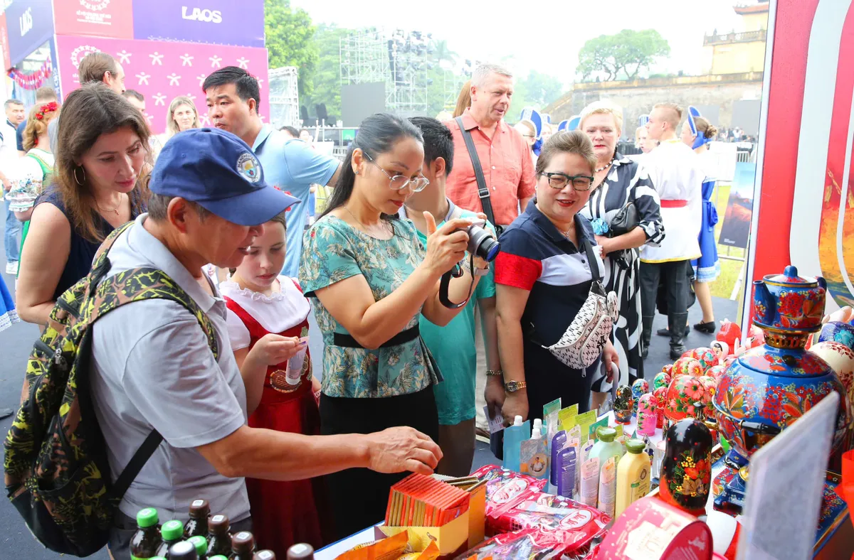 Zehntausende Touristen kommen zum Weltkulturfestival nach Hanoi – Foto 3.