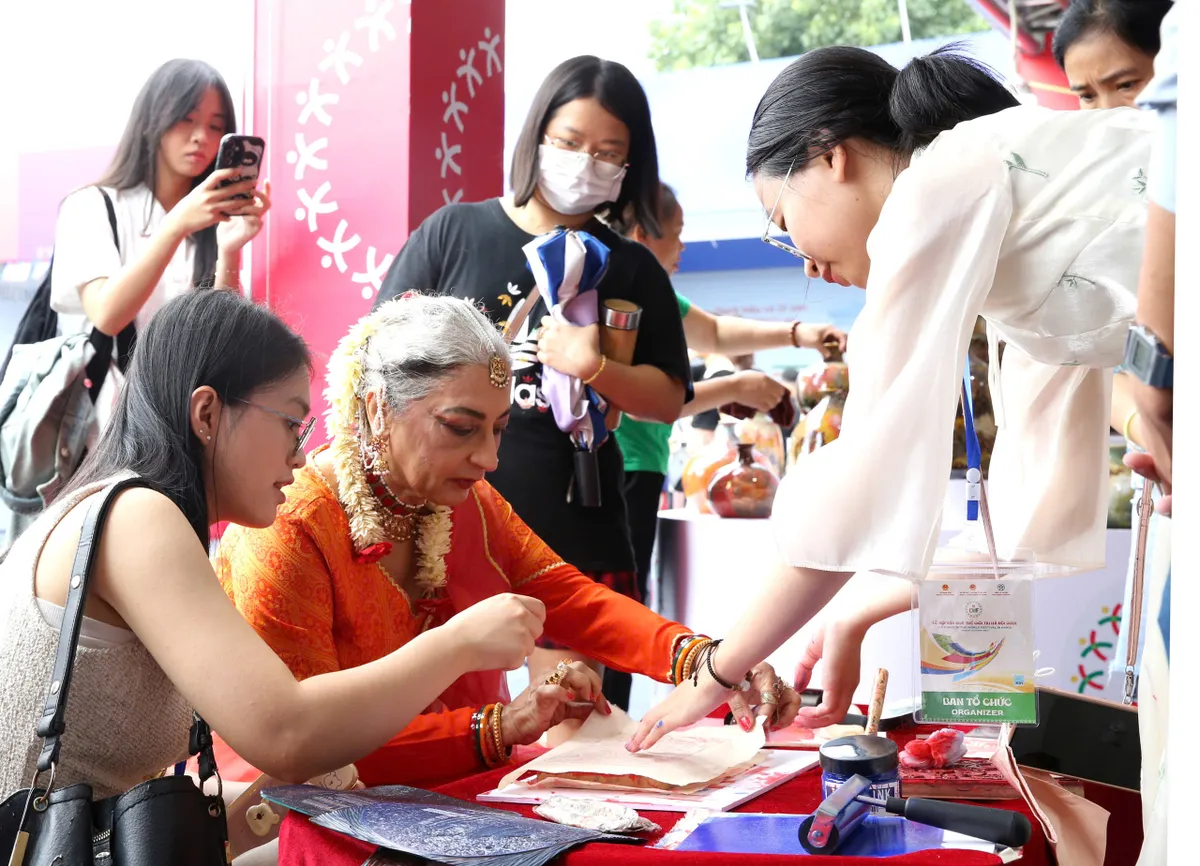 Zehntausende Touristen kommen zum Weltkulturfestival nach Hanoi – Foto 6.